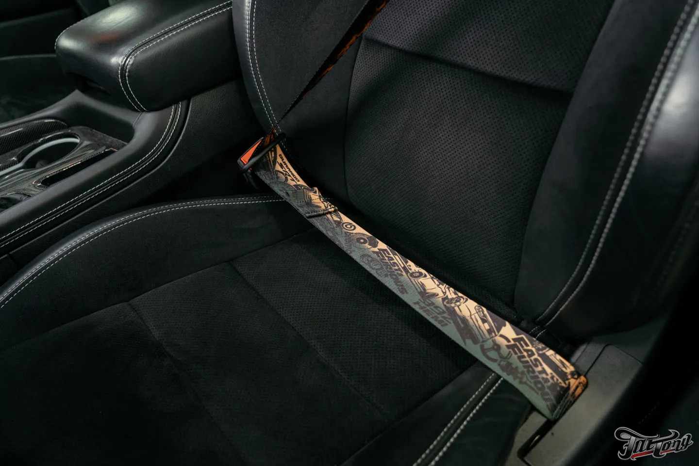 Изготовили и установили цветные ремни с принтом на большой проект Dodge Durango SRT